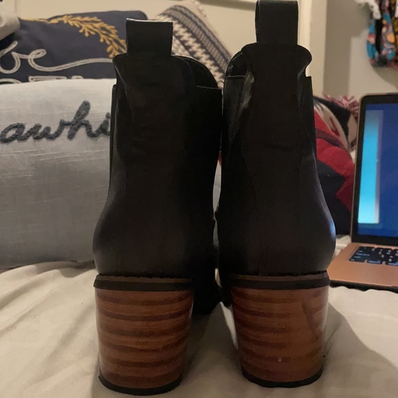 Women's size 9 heeled boots - Picture 3 of 3